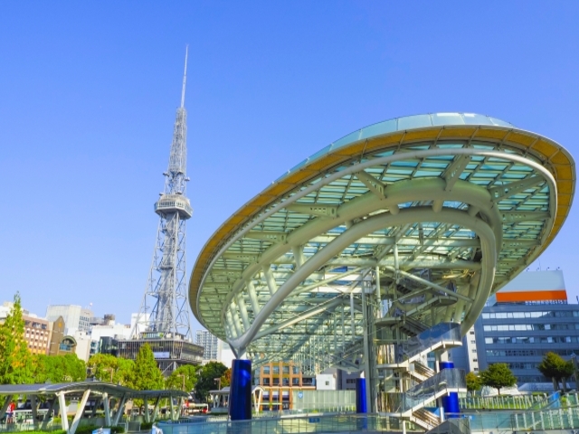 愛知県の風景：名古屋テレビ塔とオアシス21